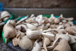 Mifuko Dekovogel Holz handgeschnitzt New