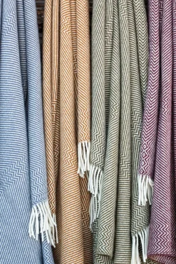 Røros Tweed Lammwolldecke Zickzack-Streifen Kattefot Discount