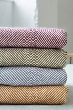 Røros Tweed Lammwolldecke Zickzack-Streifen Kattefot Discount