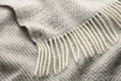 Røros Tweed Lammwolldecke Zickzack-Streifen Kattefot Online