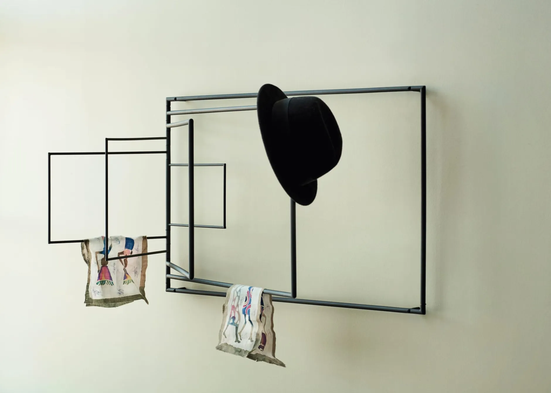 Wäsche- und Zeitungsständer Frame Outlet